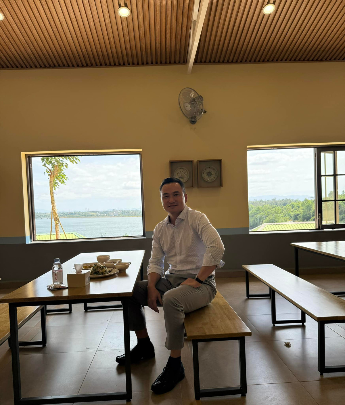 Chi Bảo ăn bữa cơm giản dị. Ảnh: FB Chi Bảo