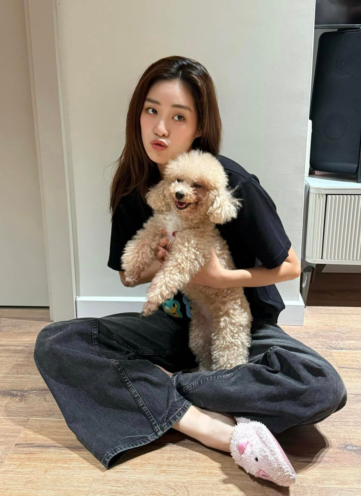 Hoa hậu Khánh Vân có ngày cuối tuần thành thơi bên cún cưng. Ảnh: FB Nguyễn Trần Khánh Vân