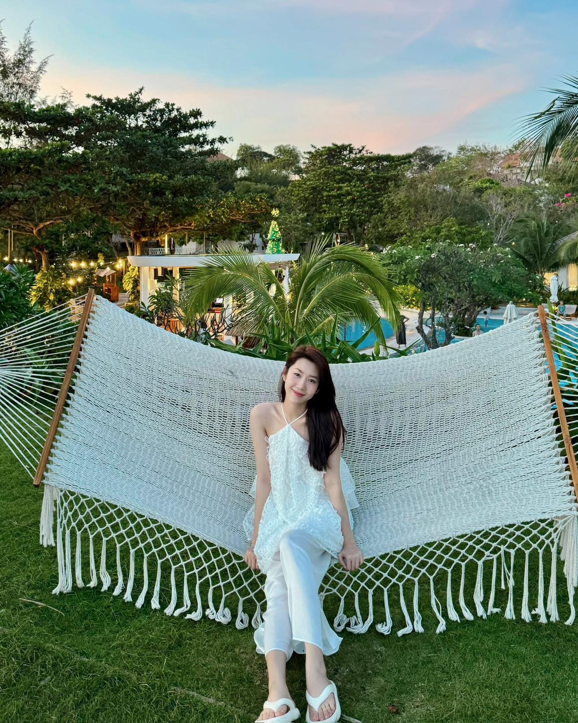 Cô luôn tự tin diện những trang phục trẻ trung, năng động, thậm chí "hack tuổi" trẻ như gái 18.