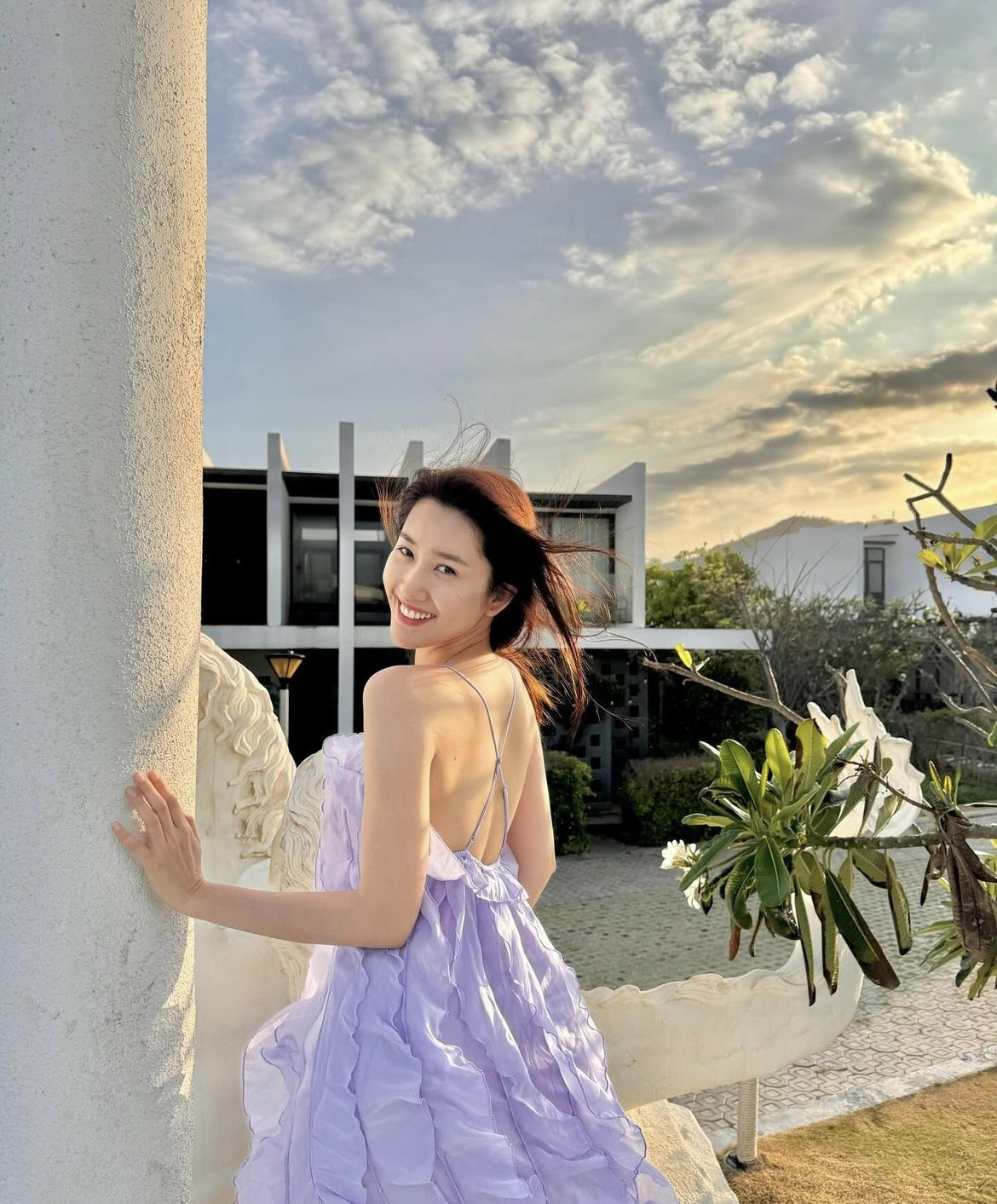 Thuý Ngân ở tuổi 33 theo đuổi cách ăn mặc không giới hạn độ tuổi, điều đó giúp cô trông như nữ sinh.