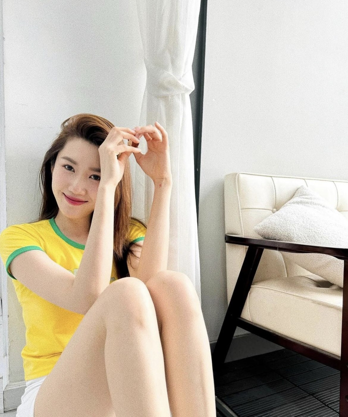 Thuý Ngân ngoài đời có hình tượng ngọt ngào, gợi cảm khác xa những vai diễn của cô trên màn ảnh.