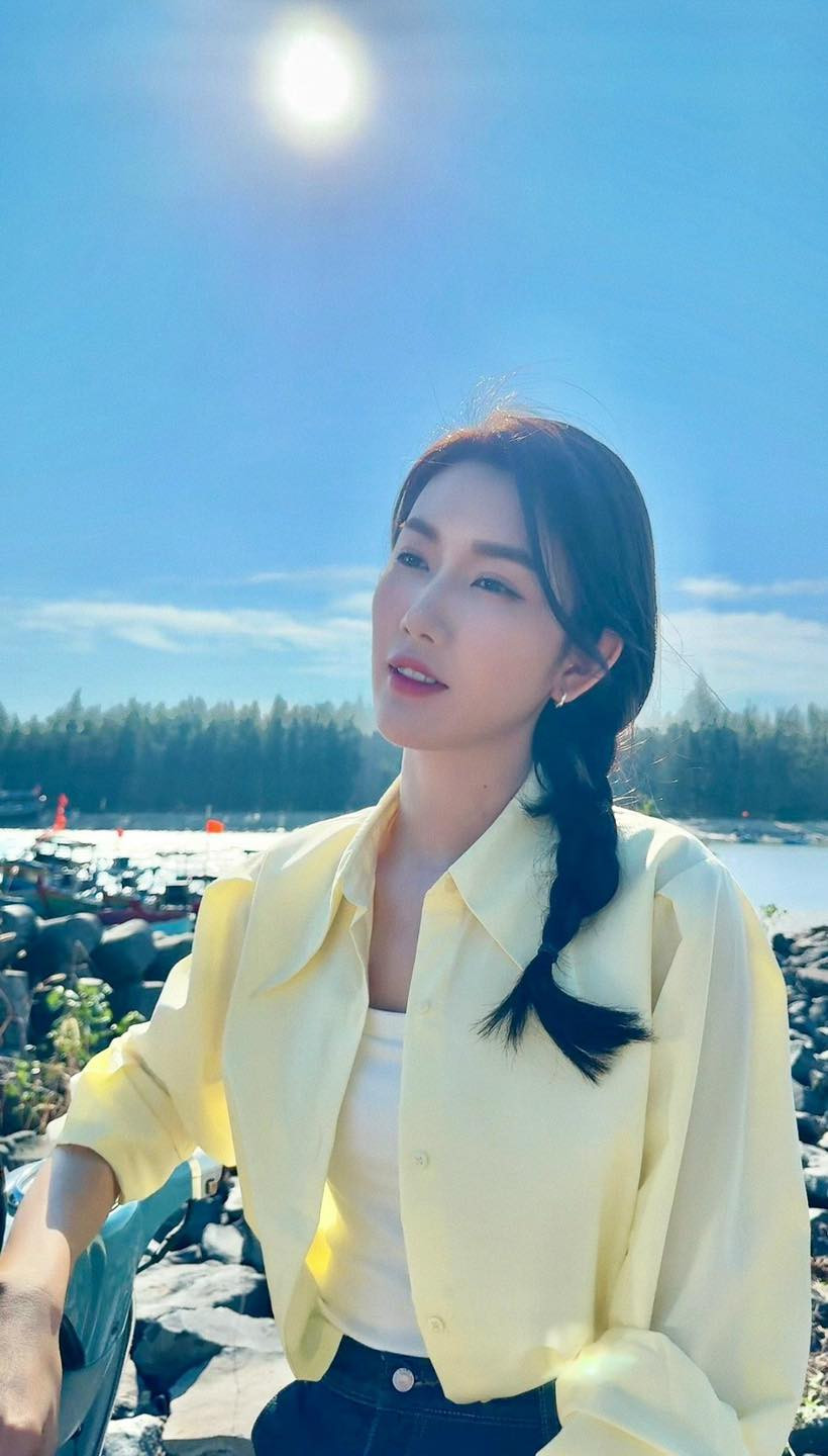 Từ những set đồ năng động, cá tính đến những bộ váy nữ tính, điệu đà, Thúy Ngân đều có thể "cân" đẹp.