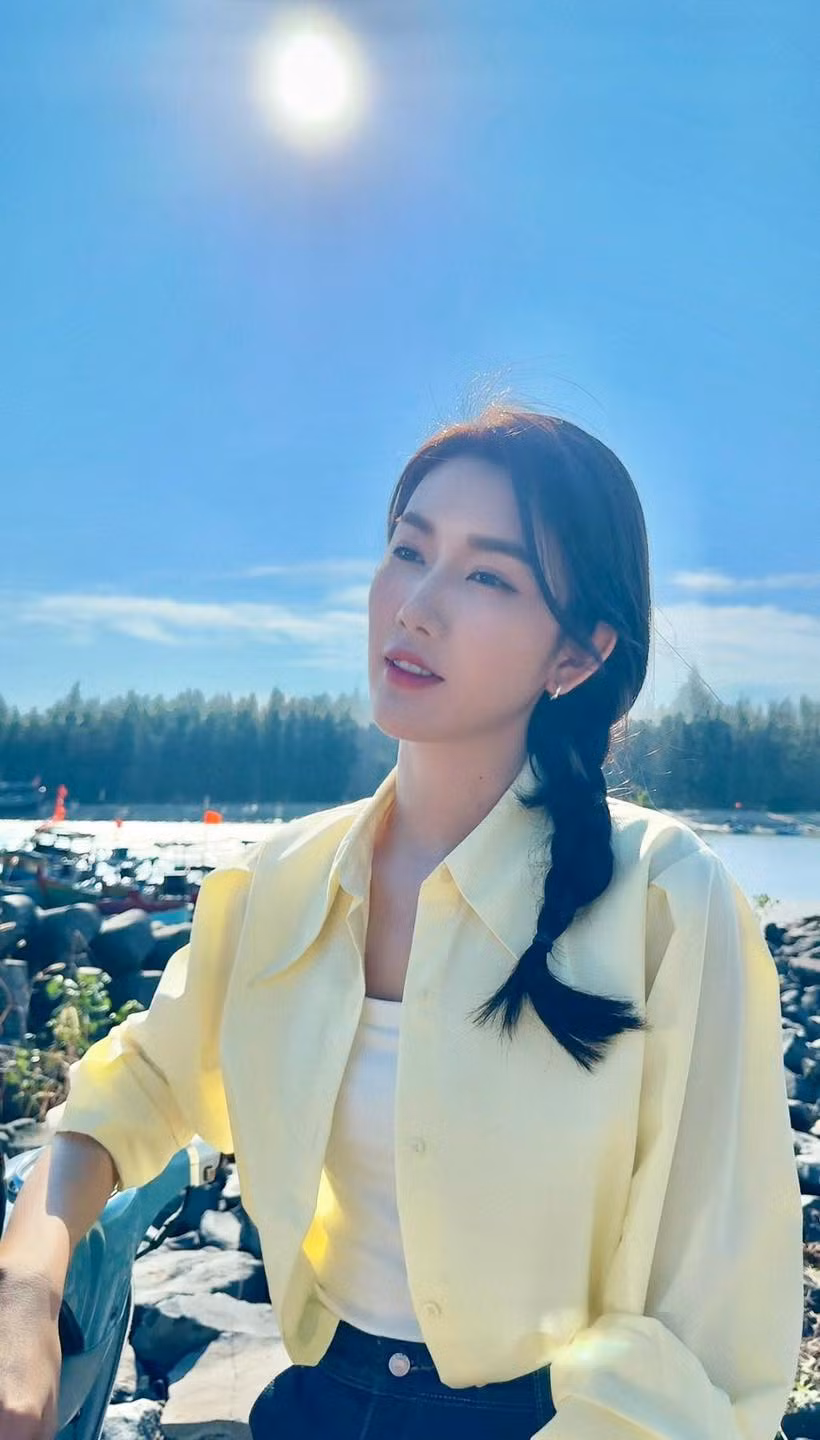 Từ những set đồ năng động, cá tính đến những bộ váy nữ tính, điệu đà, Thúy Ngân đều có thể "cân" đẹp.