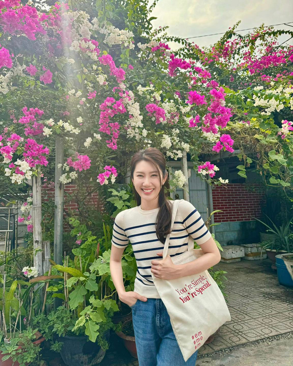 Trên trang mạng xã hội cá nhân, Thúy Ngân thường xuyên chia sẻ những hình ảnh của mình trong các bộ cánh thời thượng, bắt kịp xu hướng.