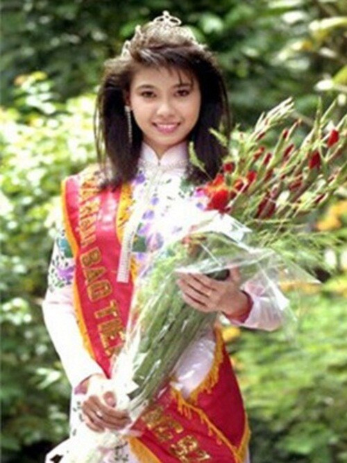 Nàng hậu Hà Kiều Anh cũng có xuất thân "trâm anh thế phiệt" gây chú ý không kém. Người đẹp đăng quang Hoa hậu toàn quốc báo Tiền Phong lần thứ 3 năm 1992 khi chỉ mới 16 tuổi và trở thành người chiến thắng nhỏ tuổi nhất trong lịch sử cuộc thi. Ảnh: Báo Phụ nữ Thủ đô