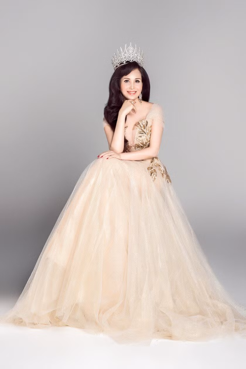 Năm 1993, Diệu Hoa kết hôn với doanh nhân Maneesh Dane gốc Ấn Độ. Cuộc sống hôn nhân của cô tràn ngập tiếng cười và tình yêu thương. Sau hơn 30 năm bên nhau, cặp đôi vẫn giữ được ngọn lửa tình yêu và có với nhau 3 người con xinh đẹp, tài năng. Ảnh: Báo Phụ nữ Thủ đô