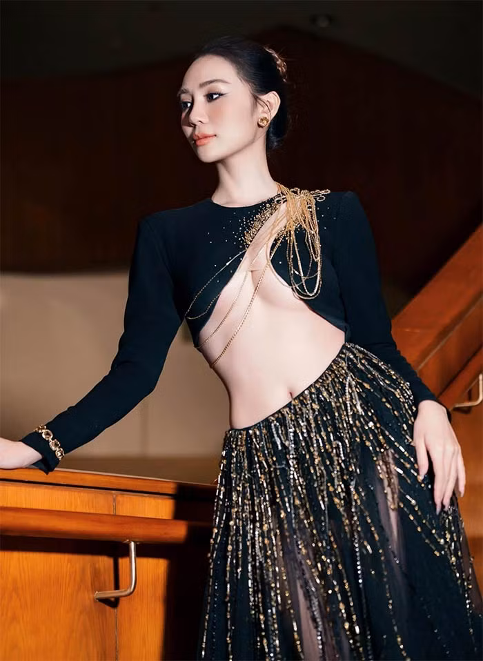 Người đẹp 27 thường mặc style nữ tính, nhẹ nhàng để tôn vóc dáng và vẻ đẹp vốn có. (Ảnh: FB Hoàng Kim Chi)