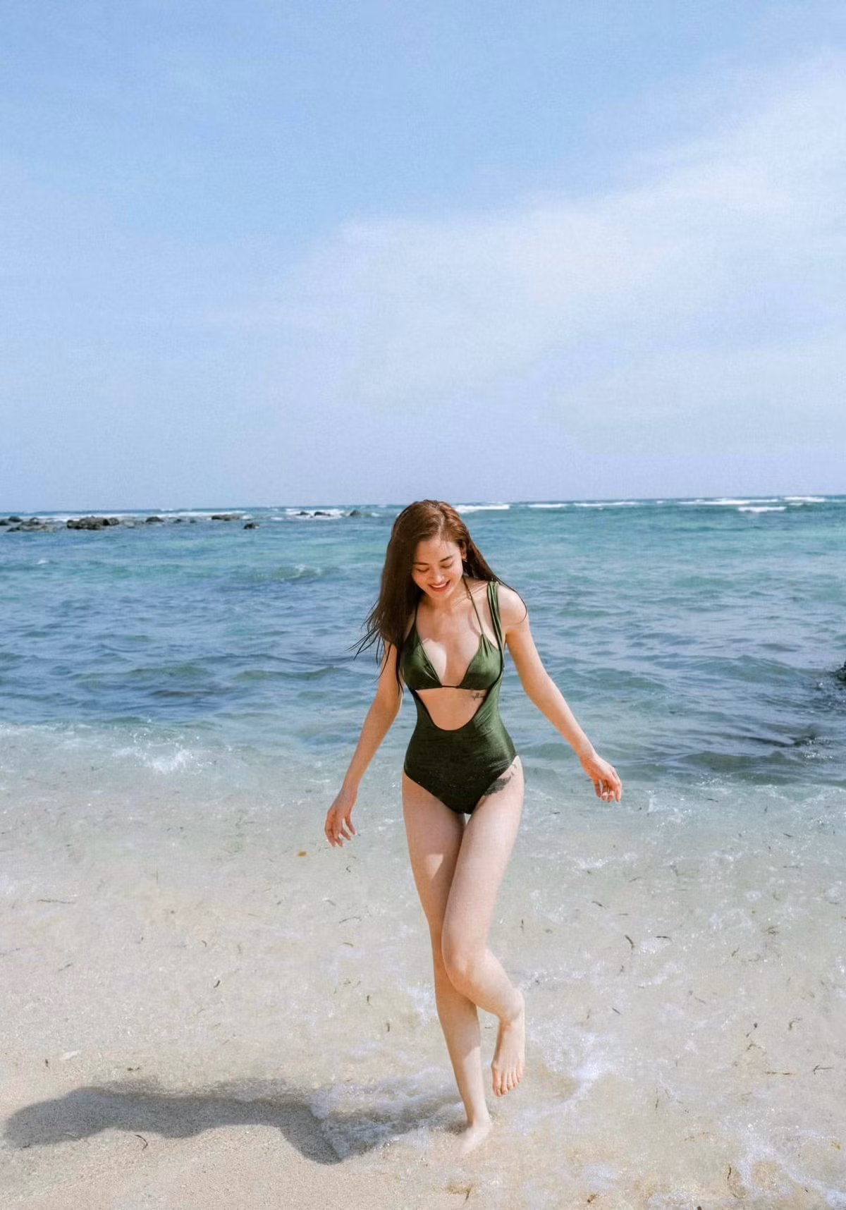 Bên cạnh vóc dáng nóng bỏng nhận nhiều lời khen, Thuỳ Anh còn để lộ hình xăm lấp ló ở vị trí khá hiểm hóc, hình xăm này càng làm tôn lên vẻ đẹp táo bạo của nữ diễn viên. Ảnh: FBNV