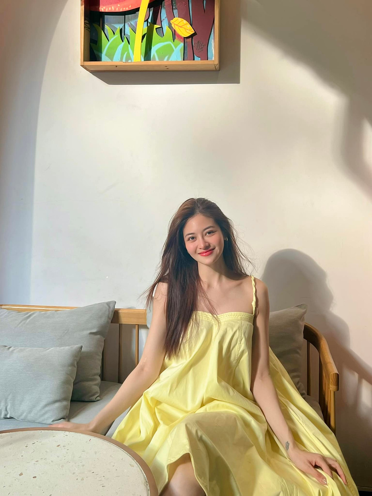 Thuỳ Anh từng góp mặt trong một số phim điện ảnh như: Cả một đời ân oán, Tình yêu và tham vọng, Đừng nói khi yêu, Rừng thế mạng, Gái già lắm chiêu... Mới nhất, Thùy Anh vào vai Như Ý ở Chúng ta của 8 năm sau. Ảnh: FBNV