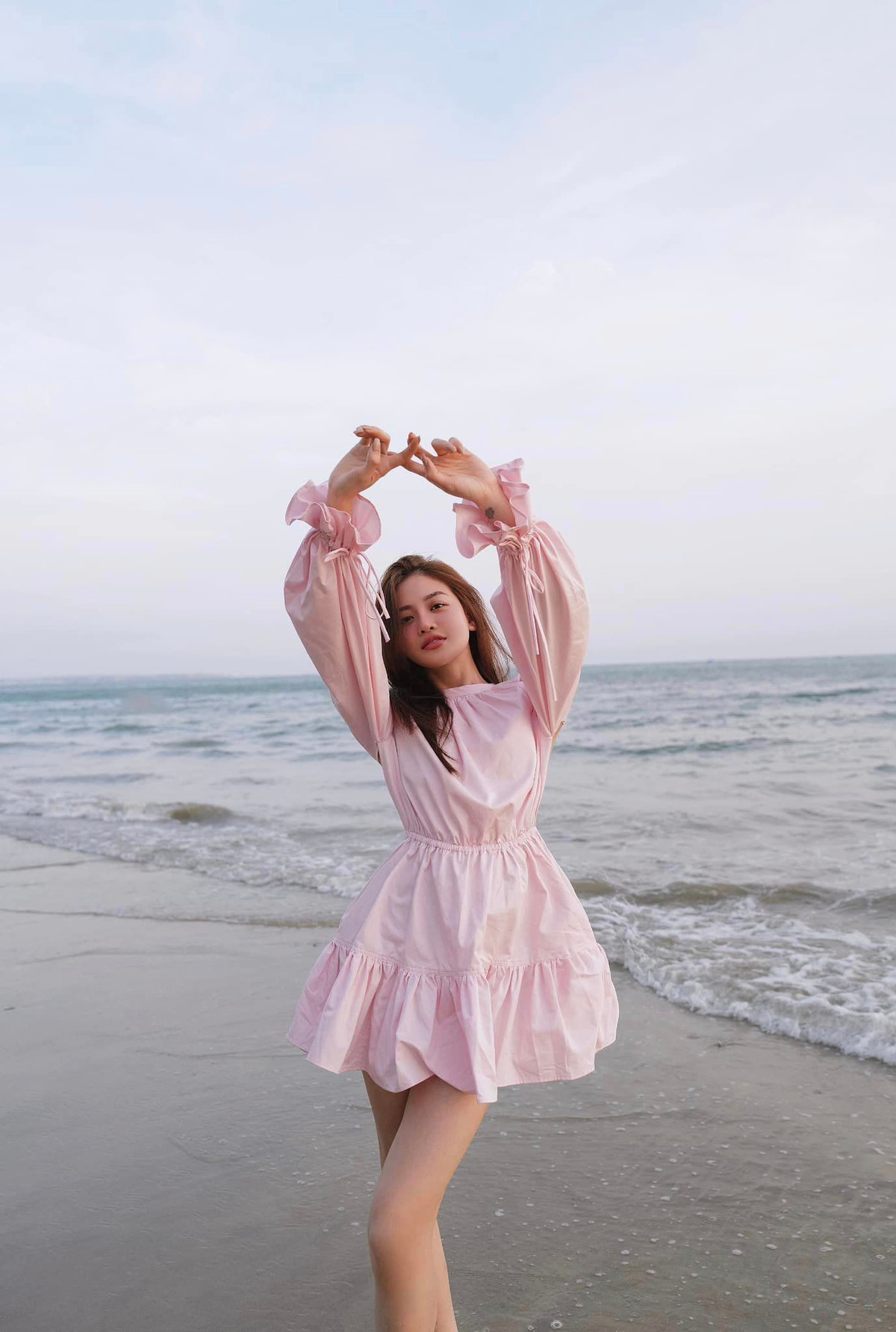 Nhiều năm qua Thùy Anh vẫn theo đuổi phong cách gợi cảm và luôn thực hiện những shoot hình trong trang phục táo bạo. Ảnh: FBNV