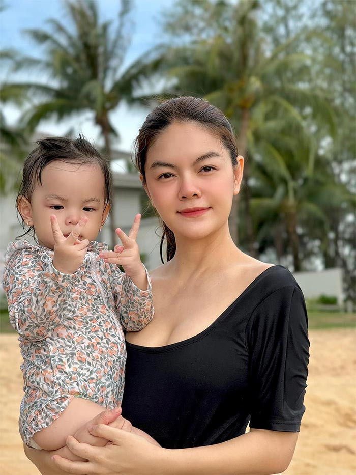 Tháng 7/2022, cô sinh con thứ 3 và công khai mối quan hệ với bạn trai kém tuổi. Tuy nhiên từ đó đến nay giọng ca "Tất cả sẽ thay em" vẫn chưa công khai danh tính một nửa của mình.