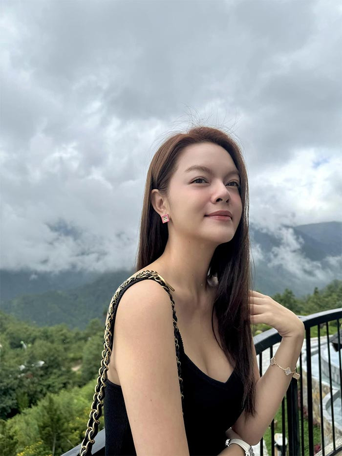 Không chỉ vóc dáng mà khuôn mặt của nữ ca sĩ sinh năm 1984 cũng trẻ hơn tuổi.