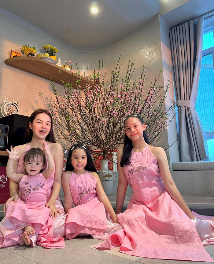 Phạm Quỳnh Anh cùng ba con gái.