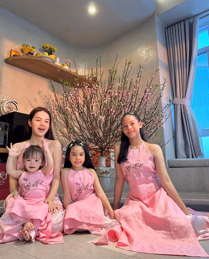 Phạm Quỳnh Anh cùng ba con gái.