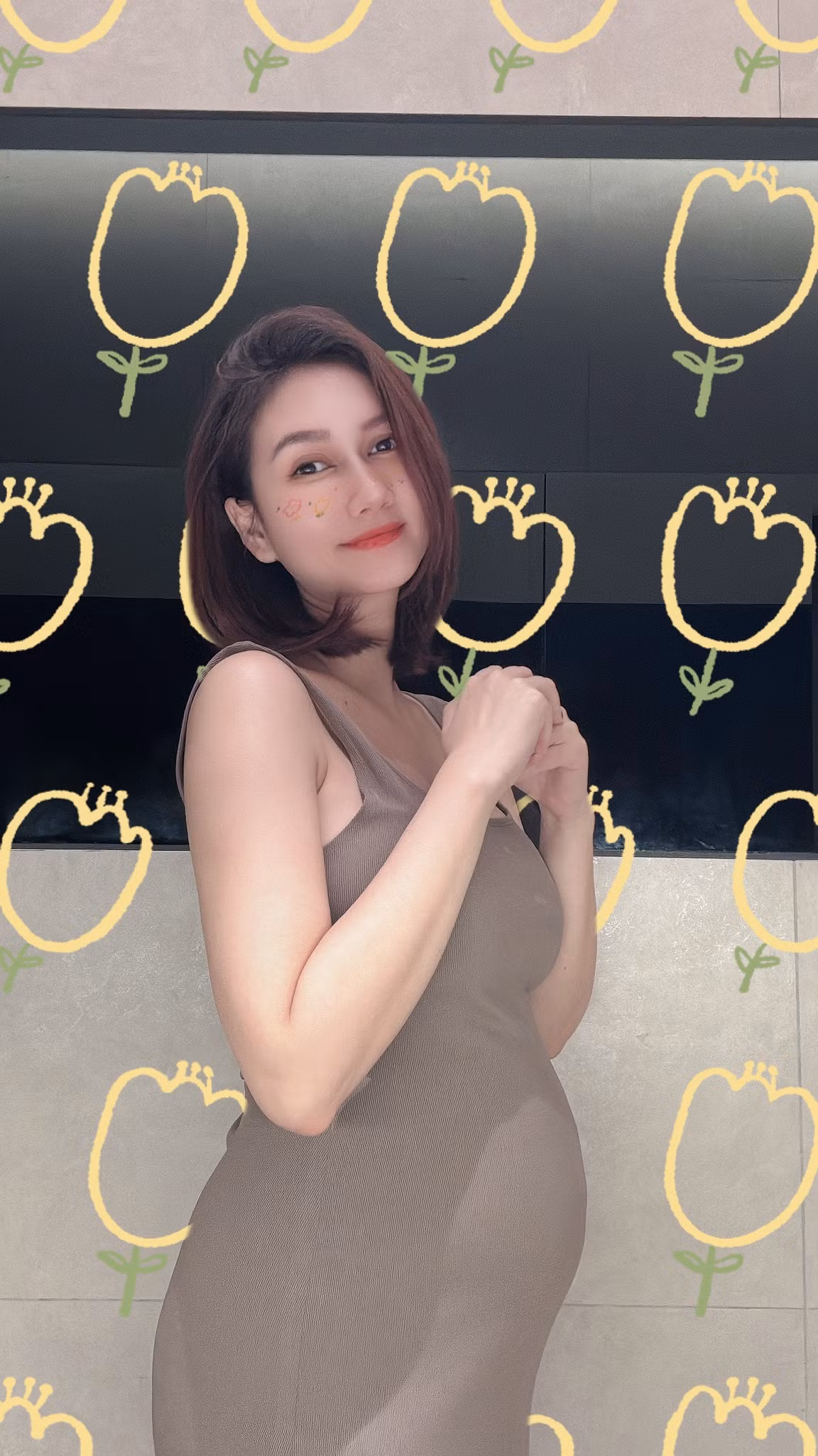 Diễn viên Hương Giang hạnh phúc khi sắp làm mẹ. Ảnh: FB Nguyễn Hương Giang