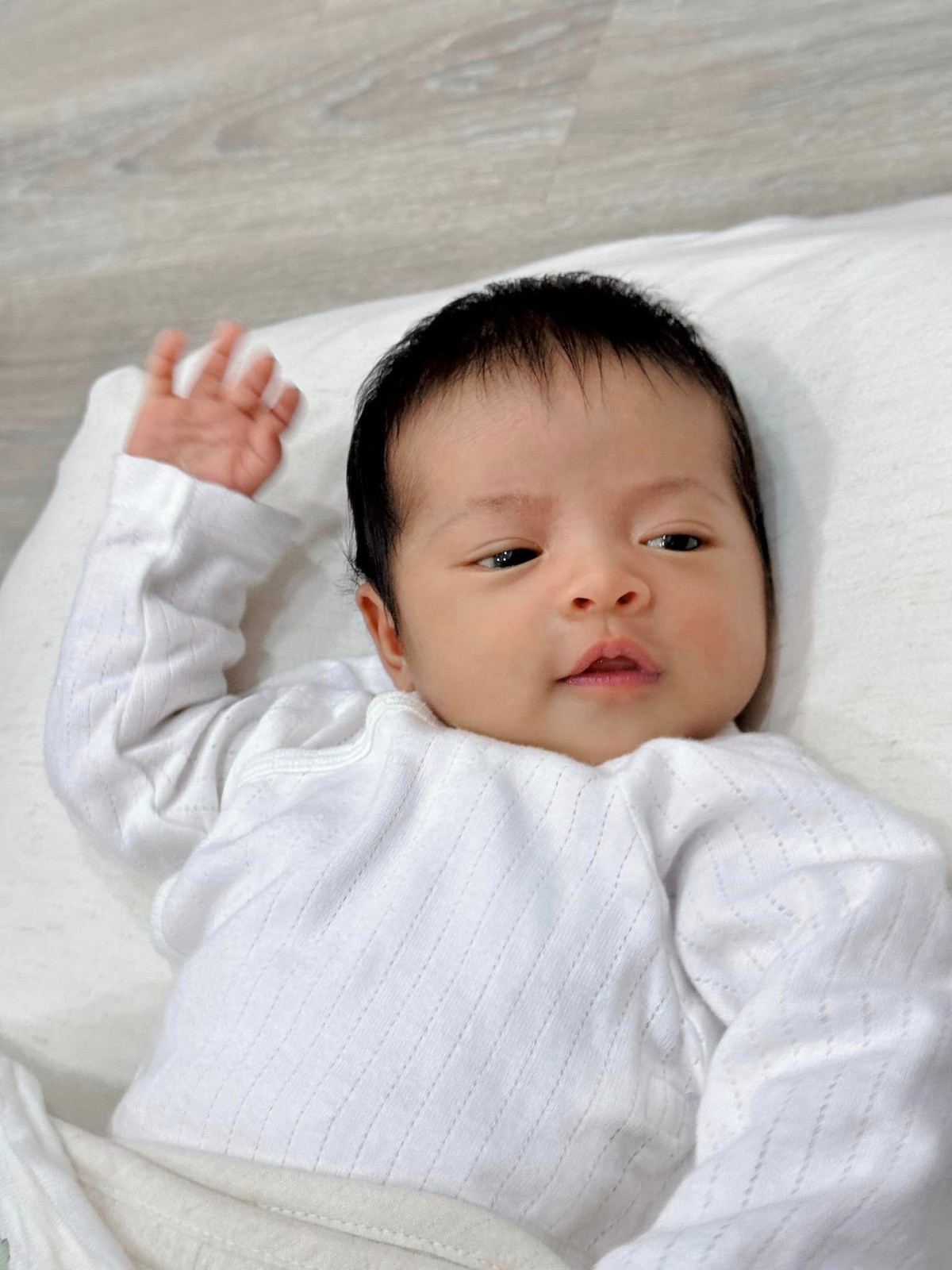 Đông Nhi khoe biểu cảm đáng yêu của con: "Hannie chào buổi sáng cô chú. Chúc cô chú tuần mới nhiều niềm vui và năng lượng hạnh phúc ạ". Ảnh: FB Đông Nhi