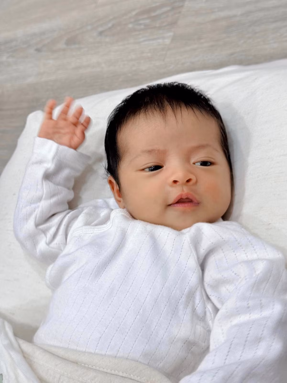 Đông Nhi khoe biểu cảm đáng yêu của con: "Hannie chào buổi sáng cô chú. Chúc cô chú tuần mới nhiều niềm vui và năng lượng hạnh phúc ạ". Ảnh: FB Đông Nhi