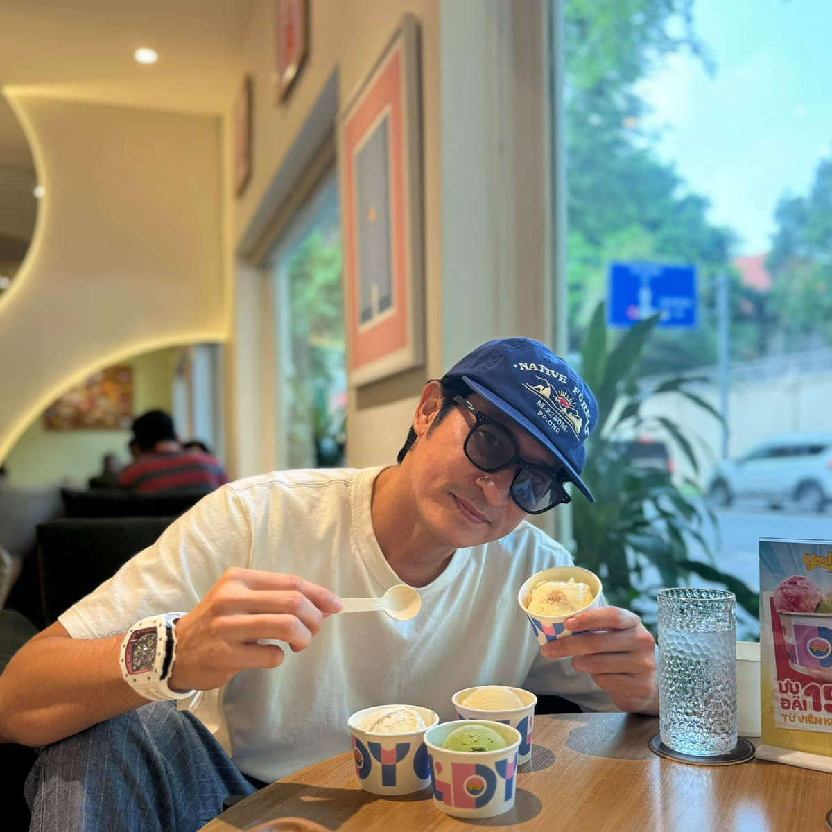 Huy Khánh đăng ảnh vui vẻ khi ăn kem. Ảnh: FB Trần Phan Huy Khánh