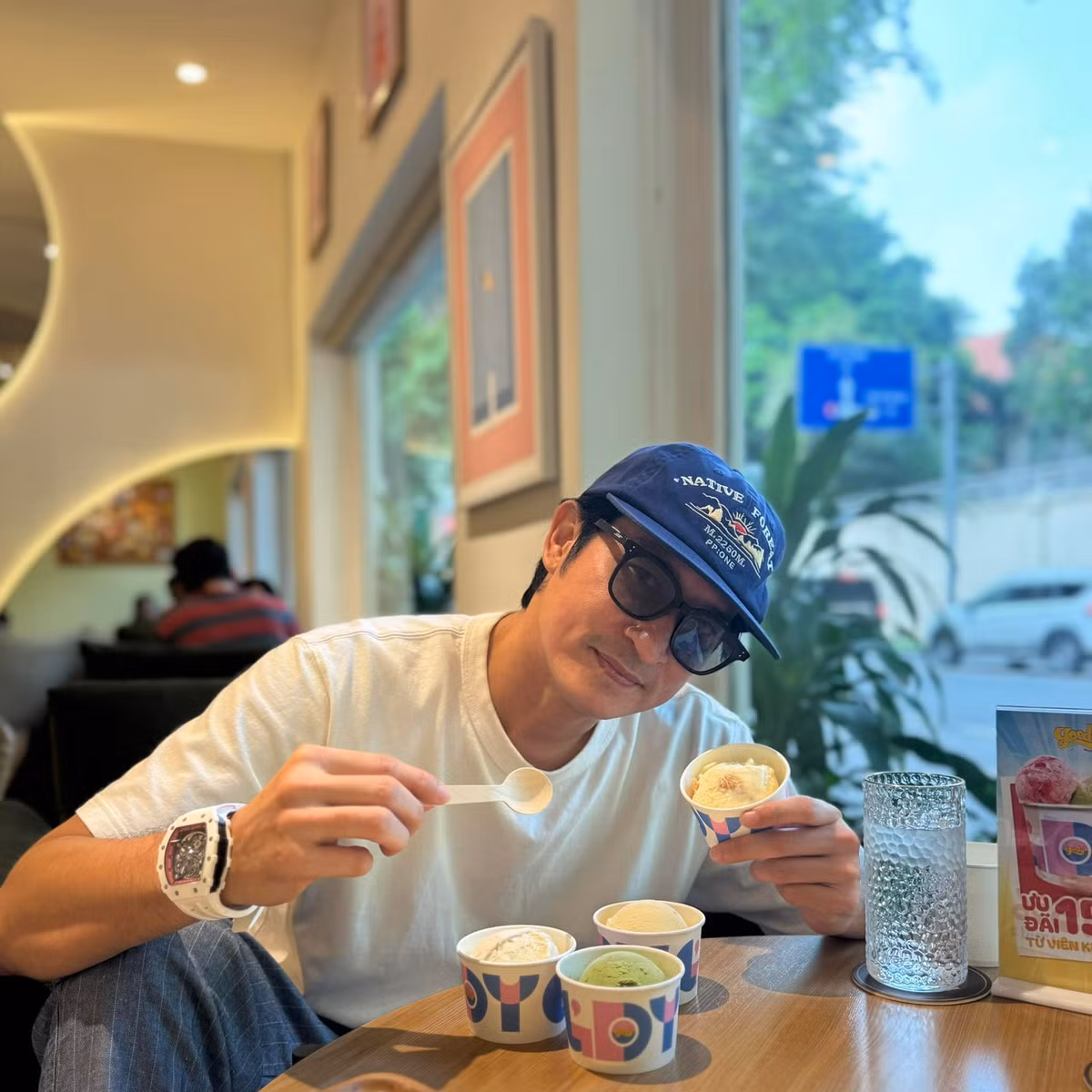 Huy Khánh đăng ảnh vui vẻ khi ăn kem. Ảnh: FB Trần Phan Huy Khánh