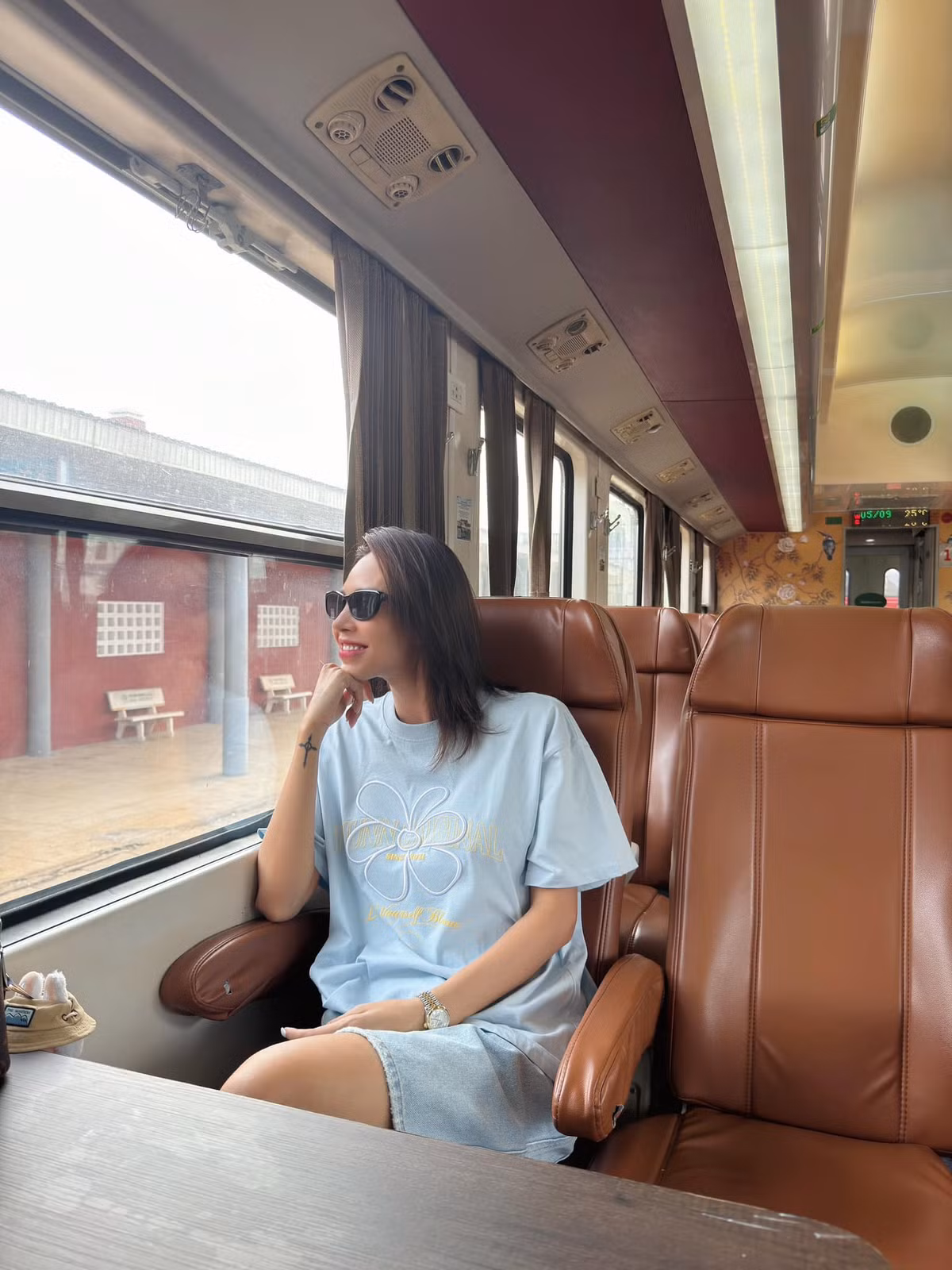 Minh Triệu trải nghiệm đi tàu ngắm cảnh. Ảnh: FB Pham Dinh Minh Trieu