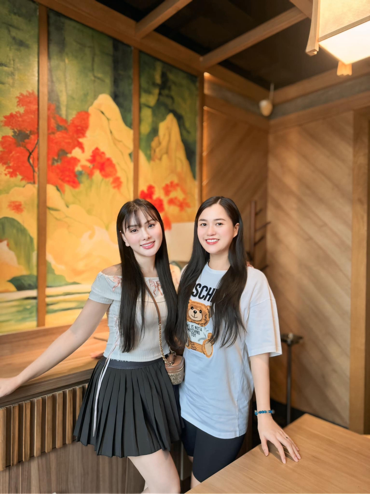 Ca sĩ Thu Thuỷ và diễn viên Lâm Vỹ Dạ rủ nhau đi ăn. Ảnh: FB Nguyễn Thu Thuỷ