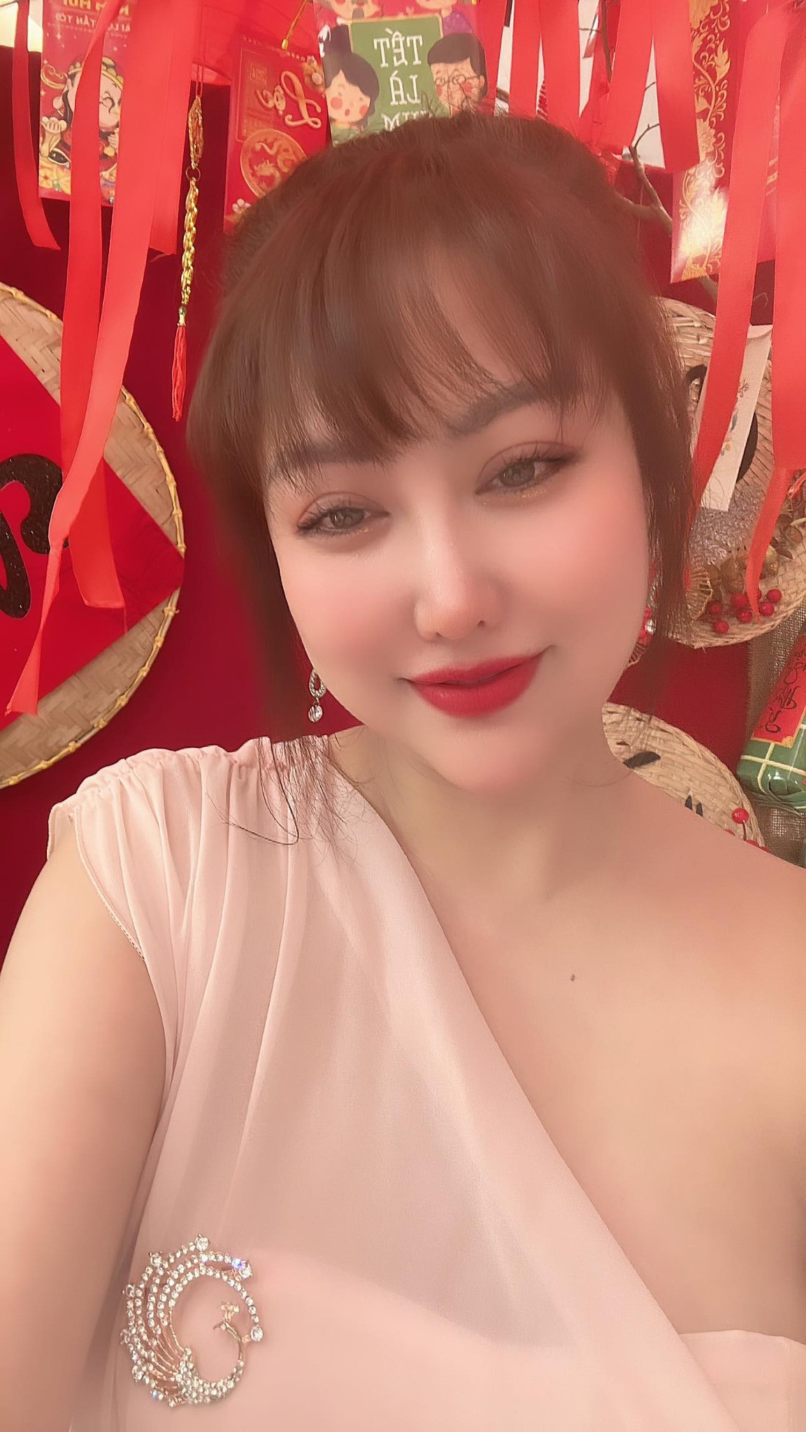 Nhiều người cho rằng cô đã "lạm dụng" dao kéo, khiến khuôn mặt trở nên cứng đờ, thiếu tự nhiên. Ảnh: FBNV