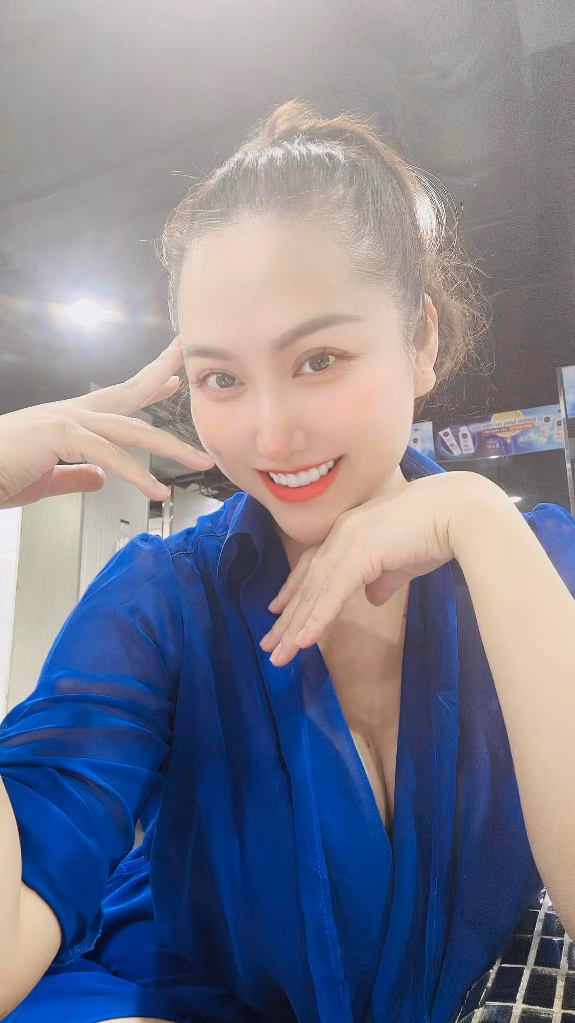 Người đẹp sinh năm 1982 từng thẩm mỹ 21 lần như nâng ngực, bơm vòng ba lên 104 cm, sửa mũi, nhuộm da, độn cằm, chỉnh răng... Ảnh: FBNV