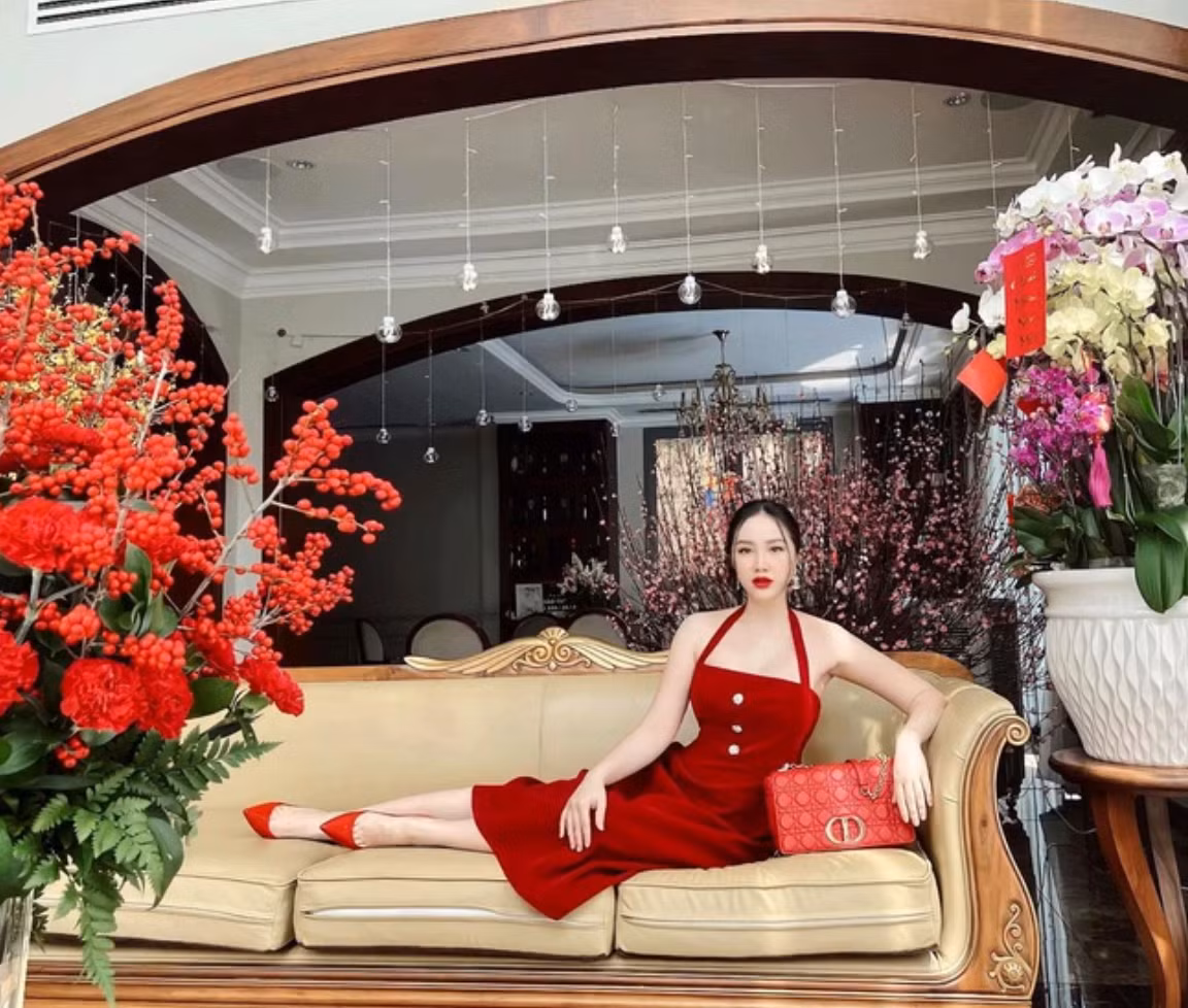 Hiện tại dù không hoạt động nghệ thuật nhưng cuộc sống sung sướng như bà hoàng của ca sĩ Bảo Thy vẫn là đề tài được cư dân mạng quan tâm. Ảnh: FBNV