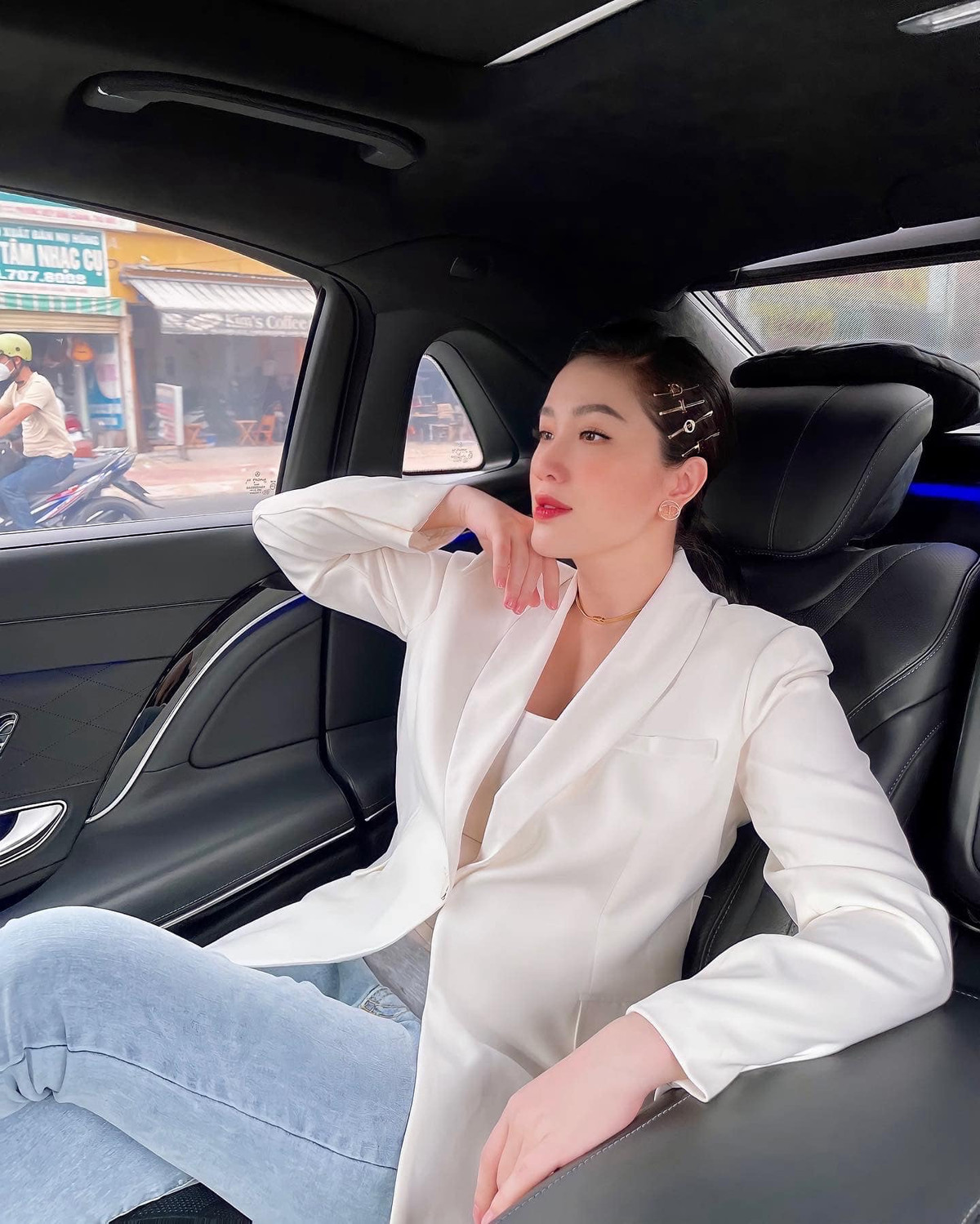 Mỗi lần dự sự kiện, Bảo Thy thường diện thời trang của những thương hiệu đắt tiền. Ảnh: FBNV