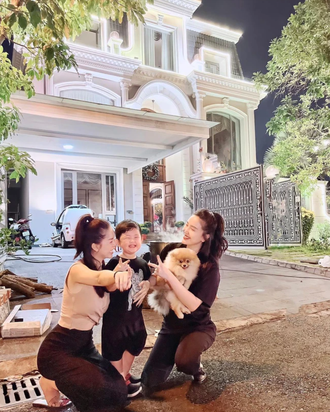 Vợ chồng nữ ca sĩ đang sống tại căn biệt thự bề thế tại TP.HCM. Doanh nhân Phan Lĩnh vô cùng chiều chuộng cô. Ảnh: FBNV