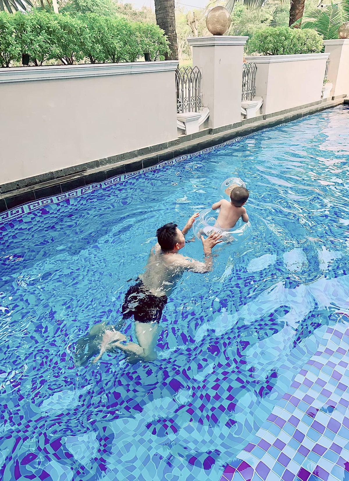 Nhà có bể bơi riêng, Bảo Thy không thích mùi clo, chồng đại gia sẵn sàng thay thành nước biển. Ảnh: FBNV