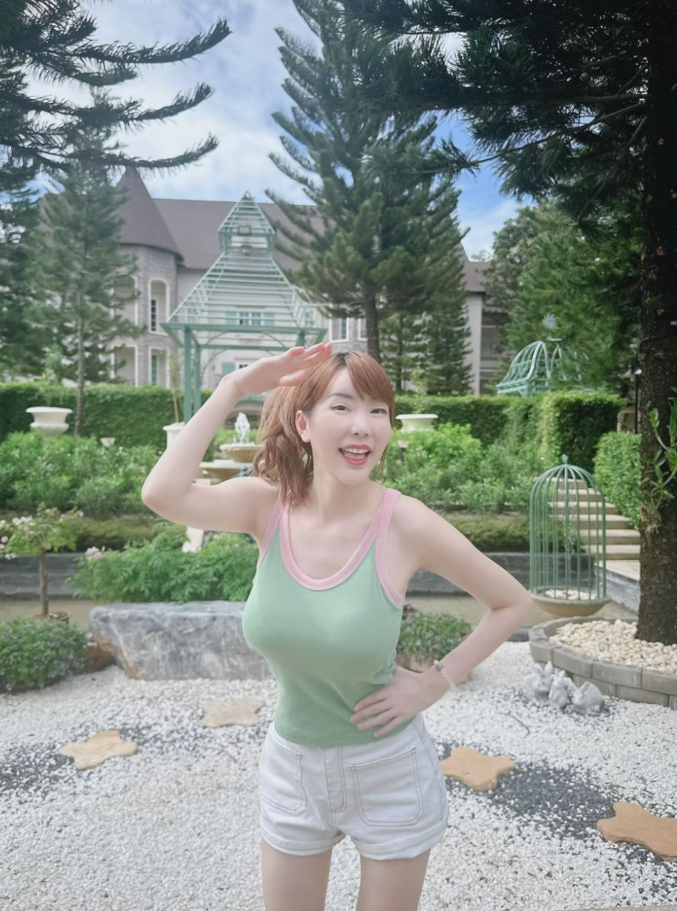 Nước da trắng cùng thân hình bốc lửa đã đem tới cho diện mạo người đẹp sức hút tuyệt vời.