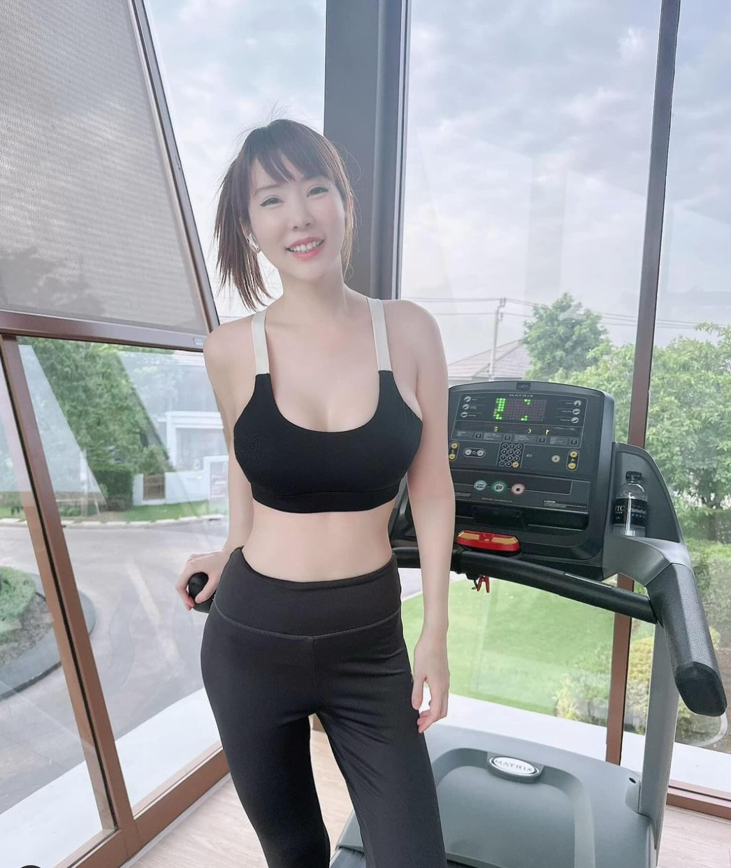 Trong những hình ảnh đời thường, Parvinee Tatiyakajohnlert cũng chăm chỉ phô diễn nét đẹp cơ thể của mình.