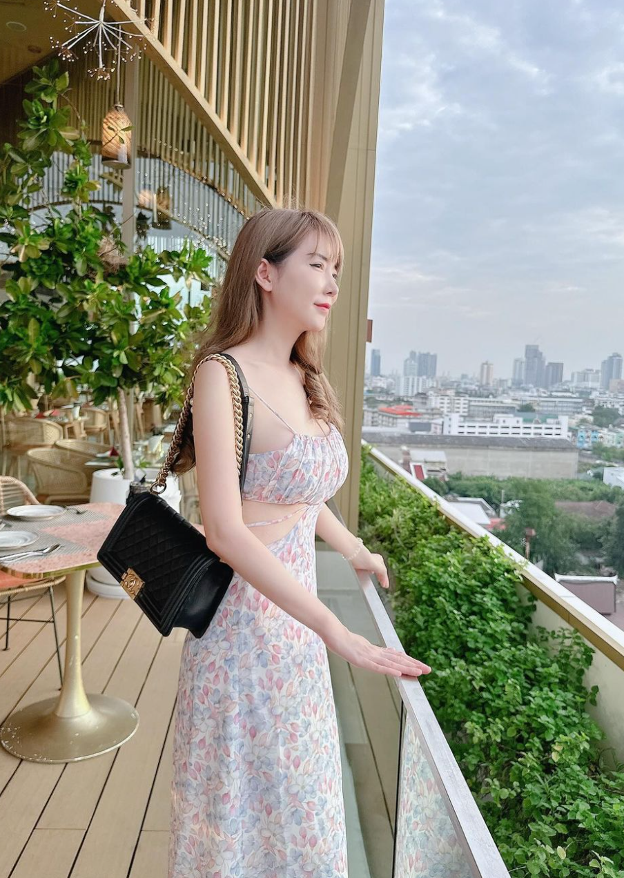 Sở hữu thân hình cân đối, với những đường cong hoàn hảo đến khó tin, cô nàng nhanh chóng trở thành tâm điểm chú ý của mọi ánh nhìn.