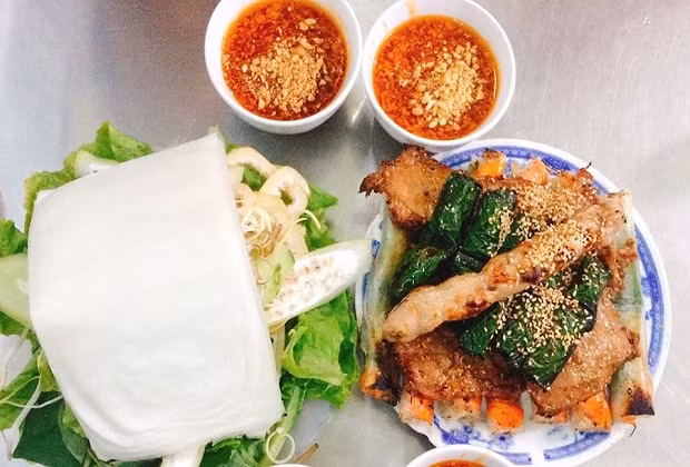 Ram thịt nướng nằm trong top đặc sản Quảng Ngãi nên thử khi đến du lịch. Người Quảng Ngãi thường ăn ram thịt nướng chung với thịt bò cuốn lá lốt. Khi thưởng thức, thực khách sẽ cuốn ram thịt nướng, thịt bò nướng vào miếng bánh tráng mỏng, thêm một ít rau sống, chấm vào nước sốt thần thánh là có thể cảm nhận mùi vị đặc biệt này.