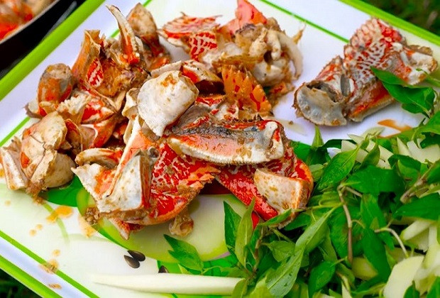 Thêm một đặc sản ở Quảng Ngãi khiến nhiều du khách “say mê như điếu đổ” chính là cúm núm Sa Huỳnh. Sau khi cúm núm được đánh bắt lên, chúng sẽ được sơ chế sạch sẽ với nước và đem nướng trên bếp than hồng.