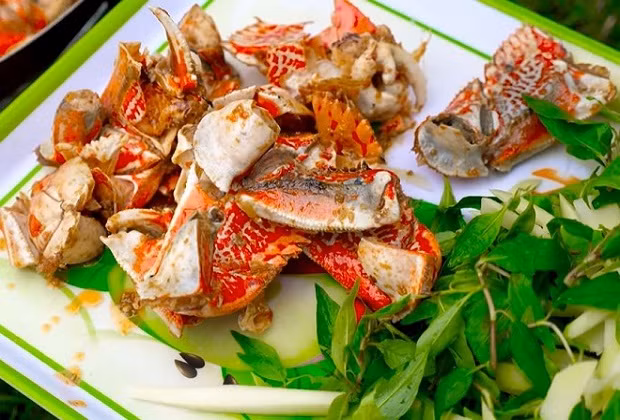 Thêm một đặc sản ở Quảng Ngãi khiến nhiều du khách “say mê như điếu đổ” chính là cúm núm Sa Huỳnh. Sau khi cúm núm được đánh bắt lên, chúng sẽ được sơ chế sạch sẽ với nước và đem nướng trên bếp than hồng.