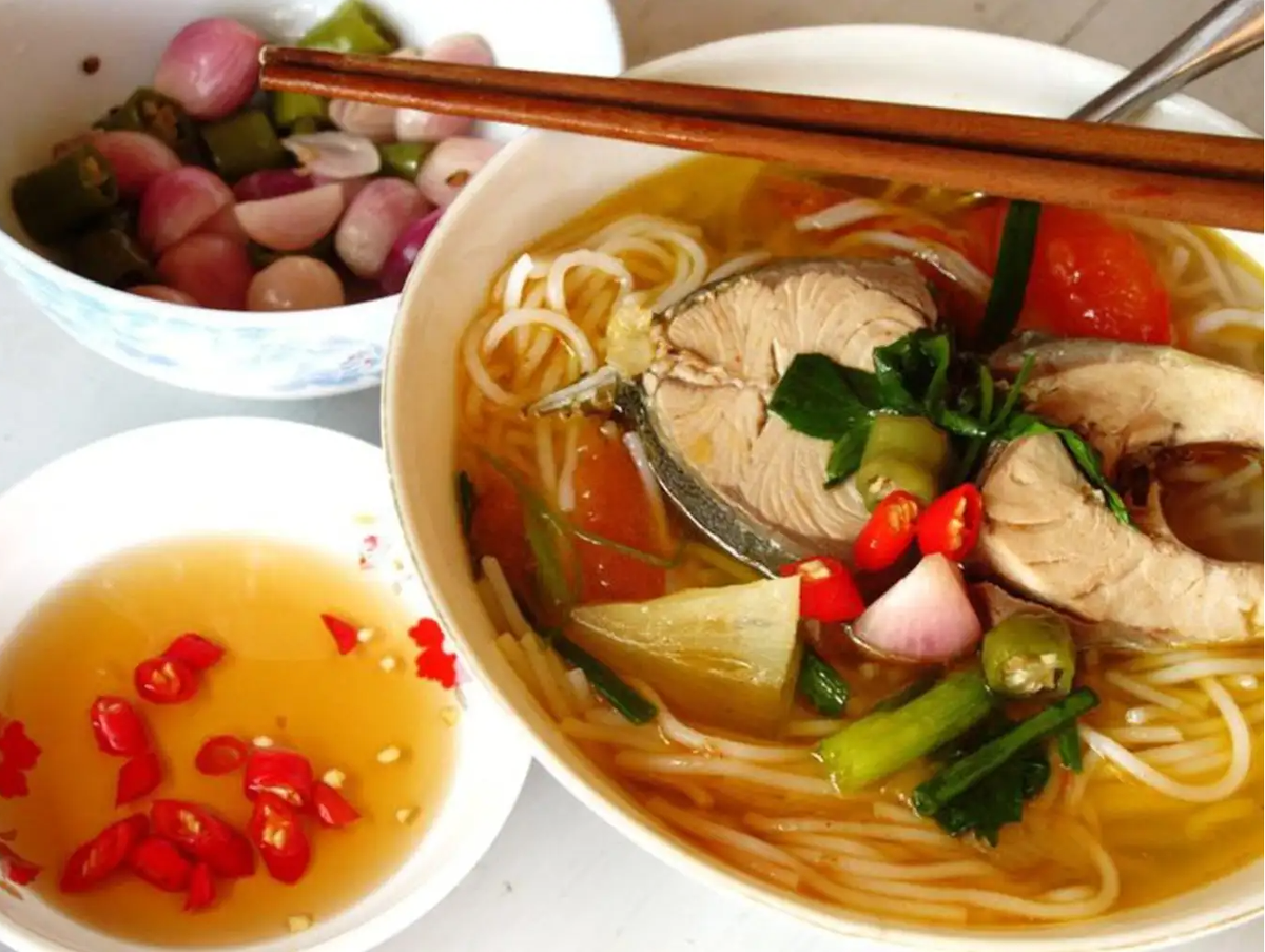 Bún cá ngừ là món ăn dễ tìm thấy trên các ngóc ngách đường Quảng Ngãi. Sử dụng nguyên liệu cá Ngừ tươi ngon, được nấu từ thịt cá và các loại quả như thơm, cà chua để tạo vị chua ngọt tự nhiên.
