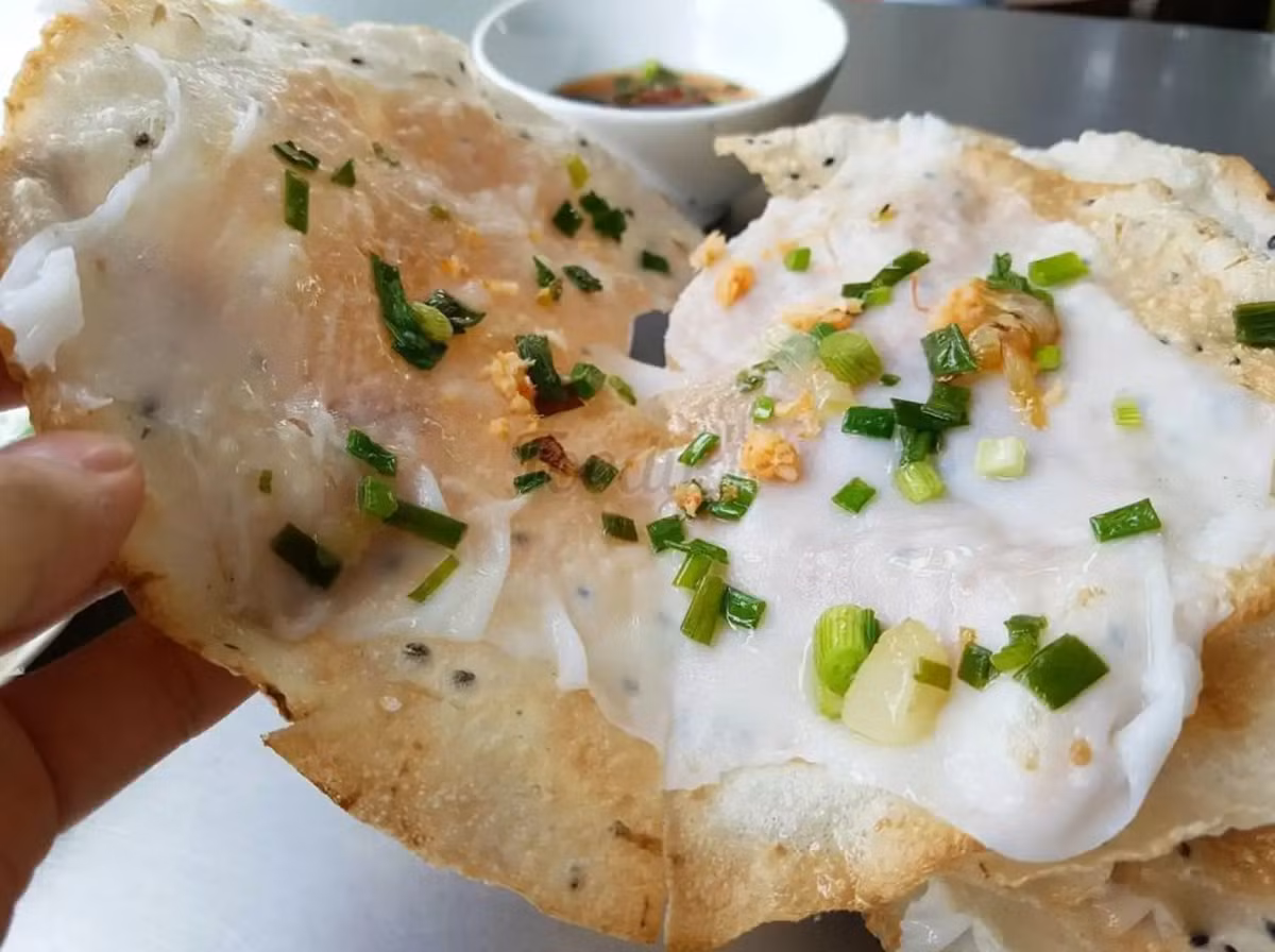 Với cái tên khá lạ, bánh đập được biết đến là món ăn giản dị, thanh đạm và dân dã tại Quảng Ngãi. Để ăn món bánh này cần dùng tay đập một cái để 2 lớp dính vào nhau. Phần bên trong bánh sẽ có hành phi, cùng một lớp bánh ướt mỏng, chấm với nước mắm cá cơm.