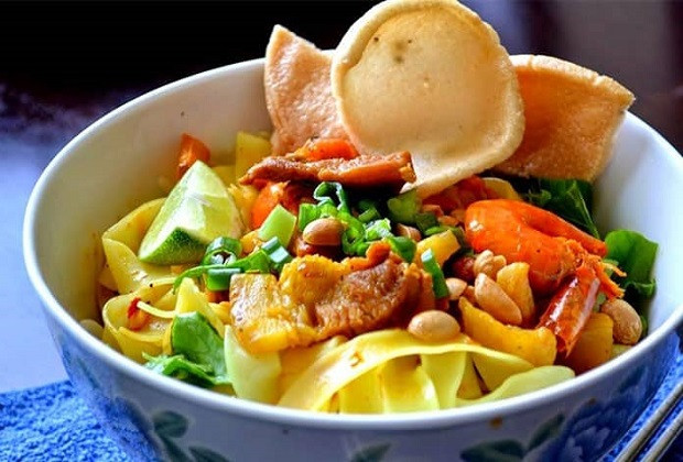 Nếu đã về xứ Quảng thì làm sao có thể bỏ qua món mì Quảng trứ danh. Món ăn là sự kết hợp giữa các sợi mì cỡ lớn dai dai với nước dùng đậm đà, bỏ thêm tôm, thịt, trứng cút,...