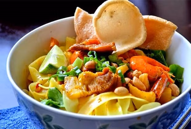 Nếu đã về xứ Quảng thì làm sao có thể bỏ qua món mì Quảng trứ danh. Món ăn là sự kết hợp giữa các sợi mì cỡ lớn dai dai với nước dùng đậm đà, bỏ thêm tôm, thịt, trứng cút,...