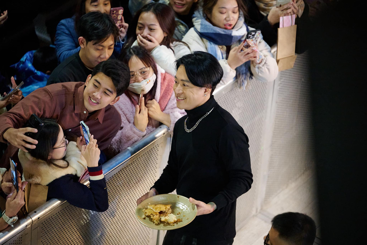 Tuấn Hưng mời fan xôi gà. Ảnh: FB Tuấn Hưng