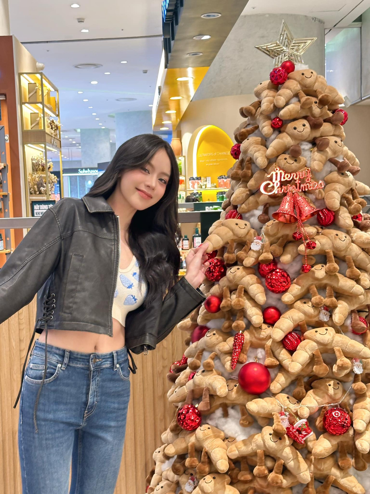 Dù ăn mặc giản dị, Hoa hậu Thanh Thuỷ vẫn tỏa sáng rực rỡ giữa không gian Giáng sinh lung linh. Ảnh: FB Huỳnh Thị Thanh Thủy