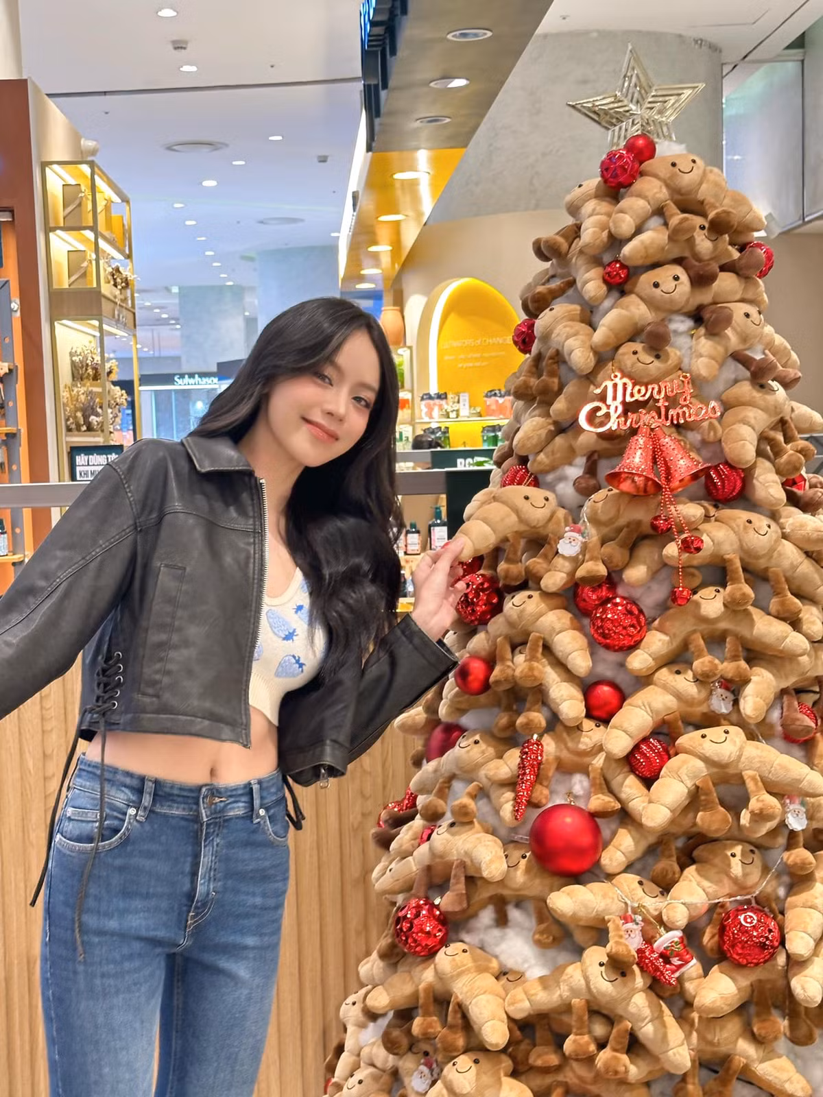 Dù ăn mặc giản dị, Hoa hậu Thanh Thuỷ vẫn tỏa sáng rực rỡ giữa không gian Giáng sinh lung linh. Ảnh: FB Huỳnh Thị Thanh Thủy