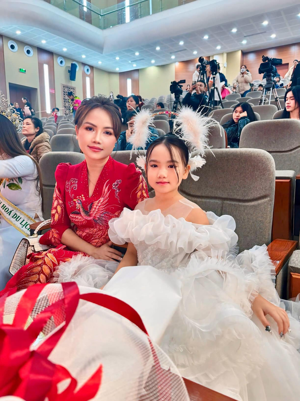 Đào Hoàng Yến tự hào về con gái út: "Nhìn con gái nhỏ của mẹ bước lên sân khấu với vẻ tự tin và mạnh dạn, trái tim mẹ vỡ òa trong hạnh phúc!". Ảnh: FB Đào Hoàng Yến