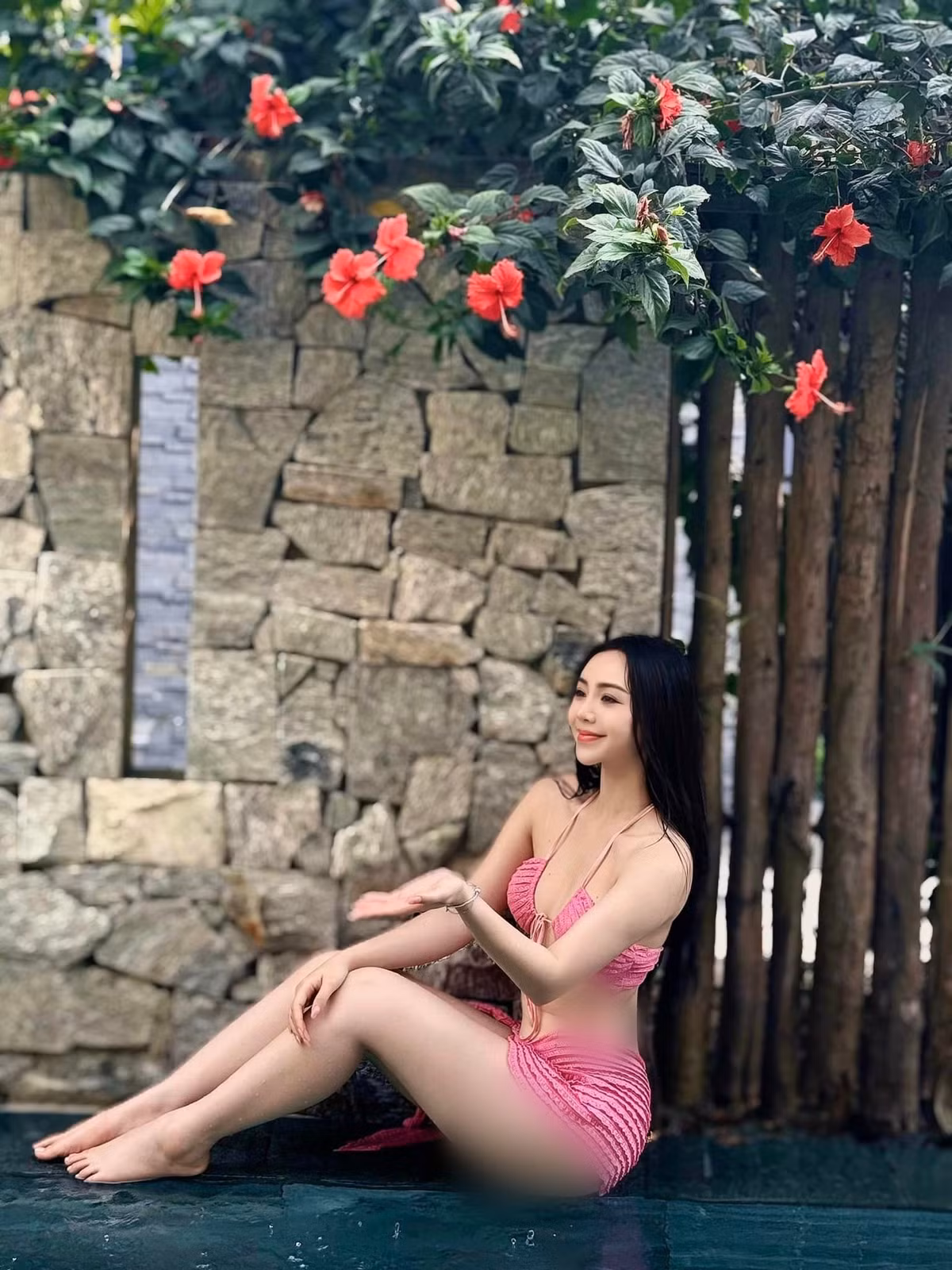 Nữ diễn viên tự tin tạo dáng trước ống kính với những biểu cảm đa dạng, khi thì ngọt ngào, lúc lại quyến rũ thu hút mọi ánh nhìn.