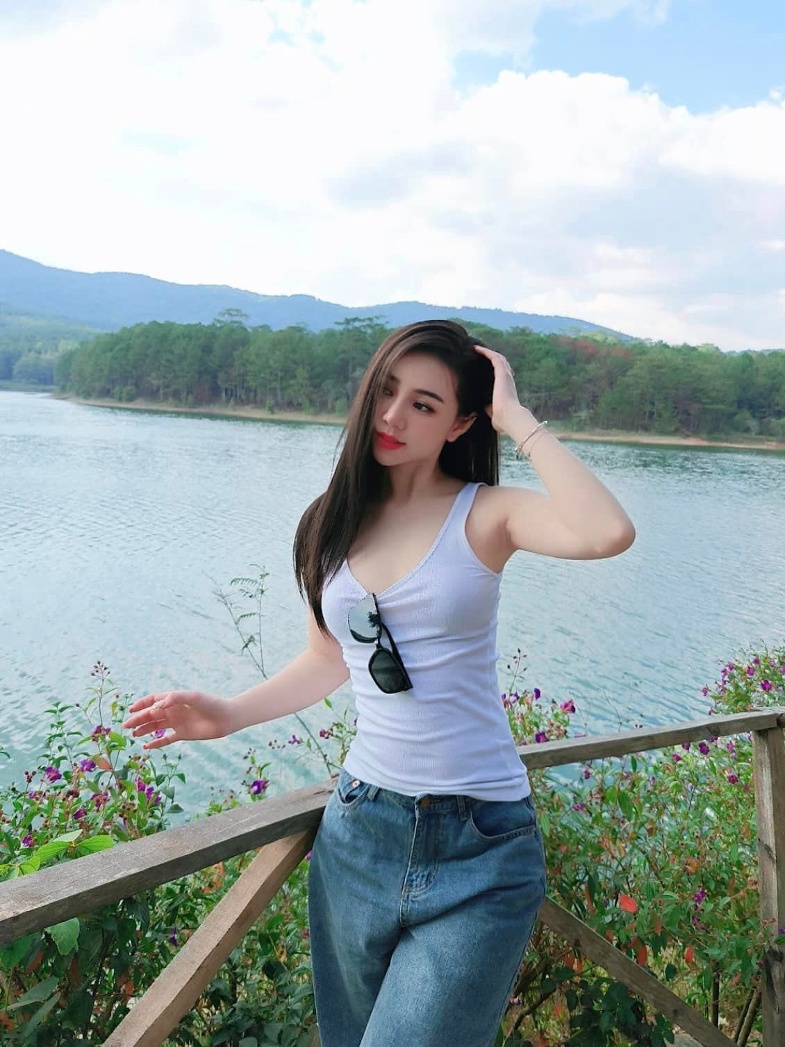 Xuất thân từ nghề người mẫu, cô ghi điểm bởi thần thái cùng khả năng tạo dáng mượt mà.