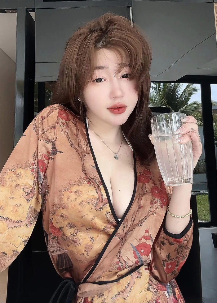 Tuy nhiên, khi bà mẹ hai con mặc kiểu style nửa kín nửa hở lại khiến cô quyến rũ hơn. (Ảnh: FB Elly Trần)