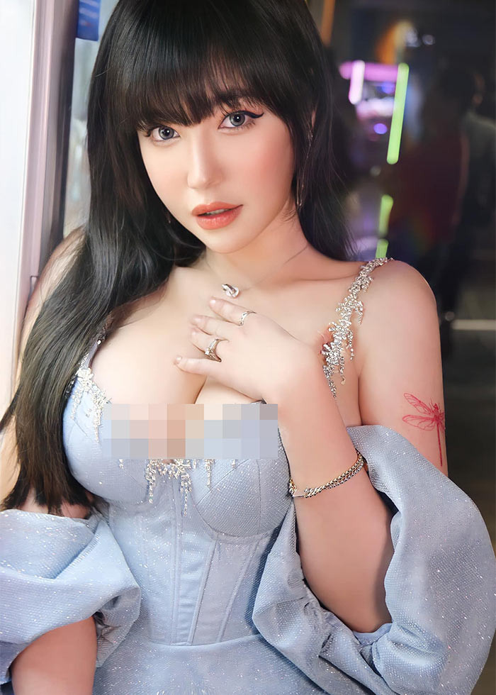 Phong cách thời trang, trang điểm cũng giúp Elly Trần trẻ hơn so với tuổi. (Ảnh: FB Elly Trần)