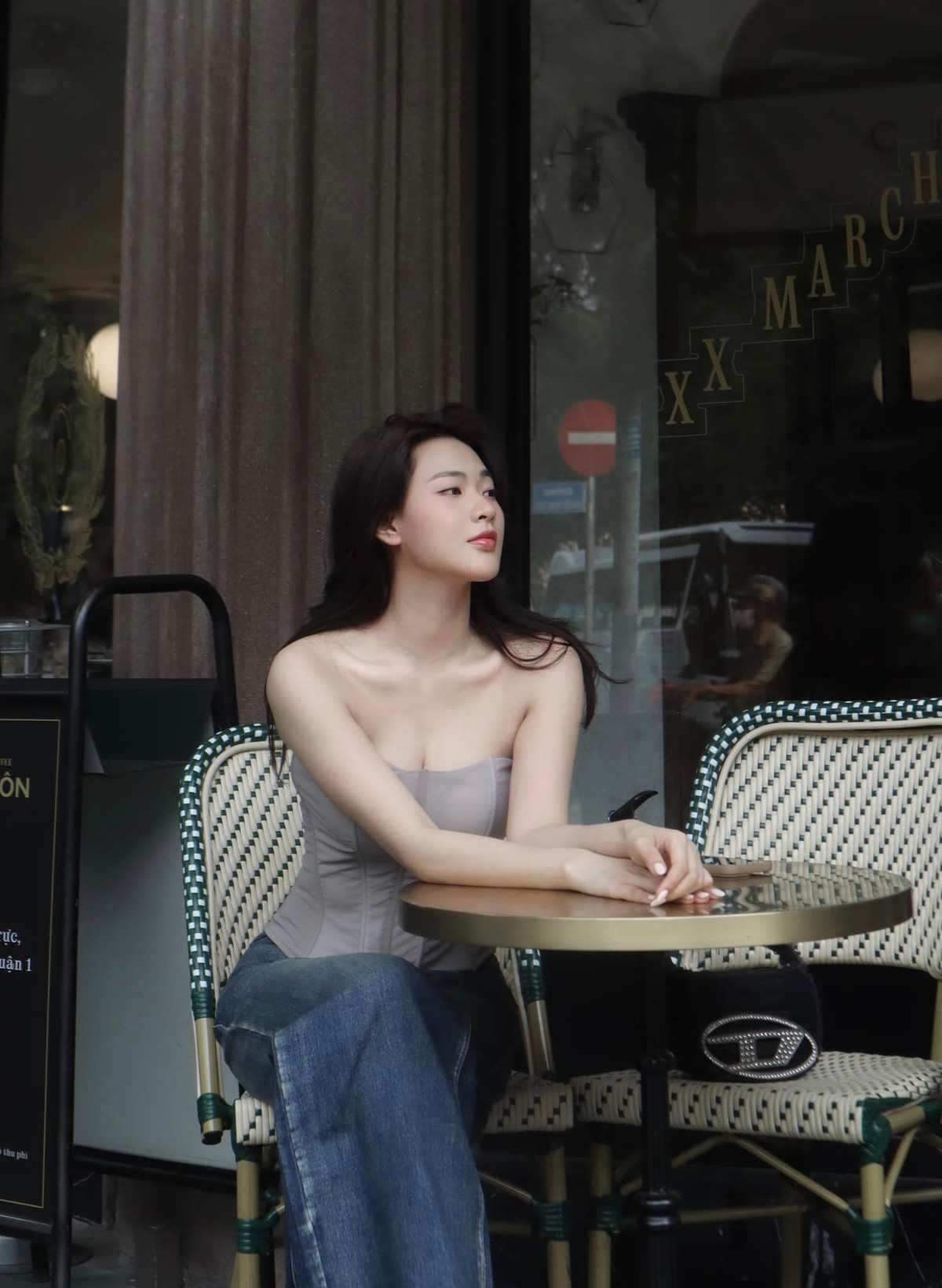 Cô nàng thường xuyên đăng tải những hình ảnh khoe dáng nóng bỏng trên trang mạng xã hội, khiến người hâm mộ không khỏi "mê mẩn".